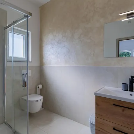 E&m Forest Retreat *