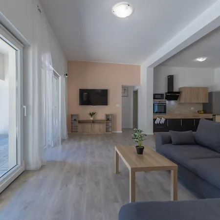 E&m Forest Retreat *