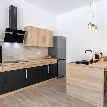 E&m Forest Retreat *