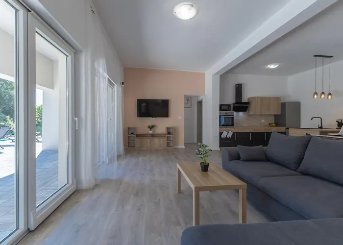 E&m Forest Retreat *